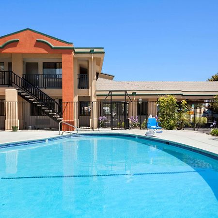 Super 8 By Wyndham Salinas Motel Luaran gambar