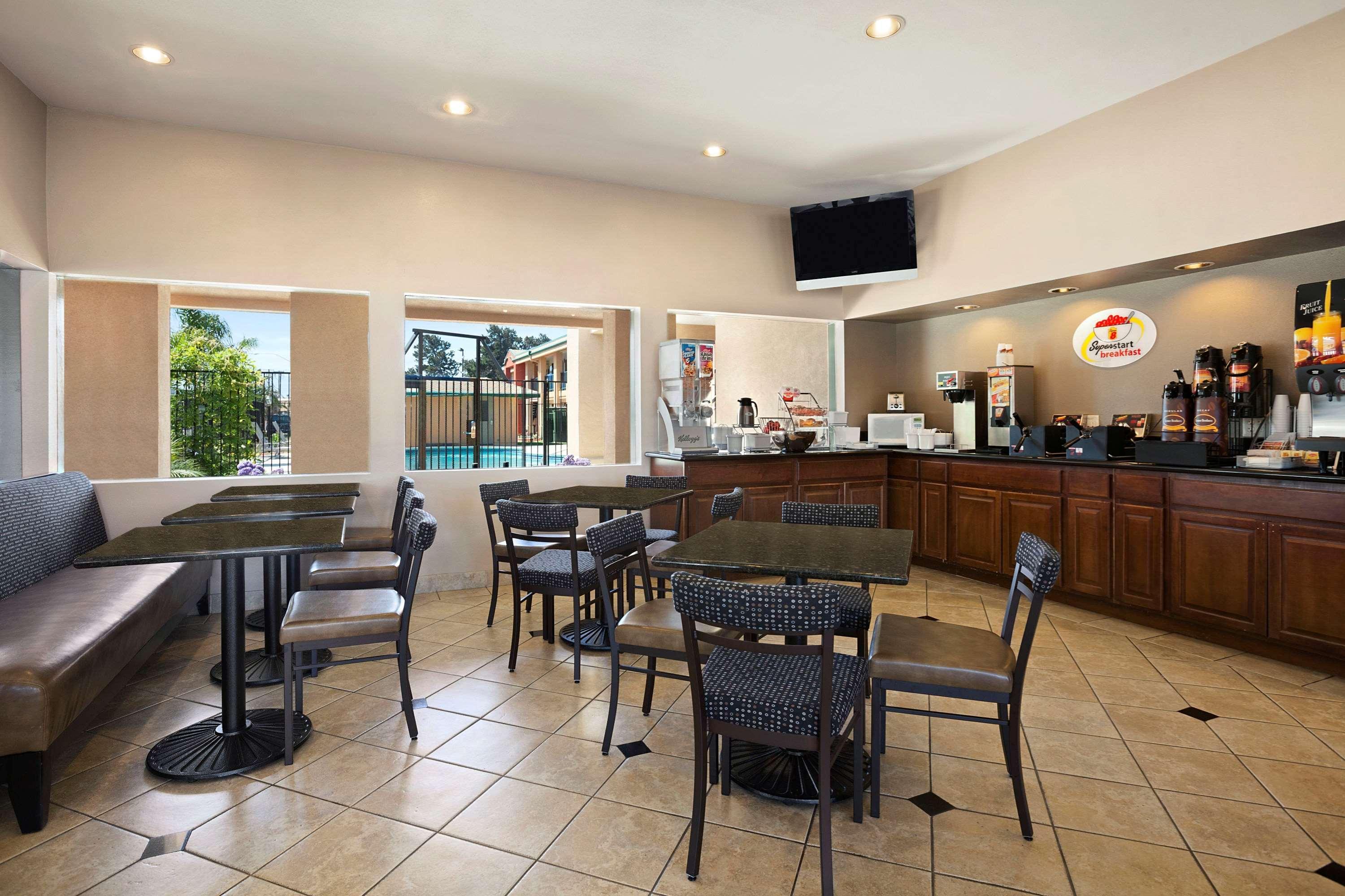 Super 8 By Wyndham Salinas Motel Luaran gambar