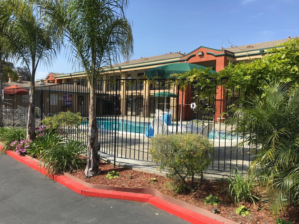 Super 8 By Wyndham Salinas Motel Luaran gambar