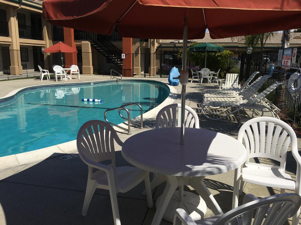 Super 8 By Wyndham Salinas Motel Luaran gambar