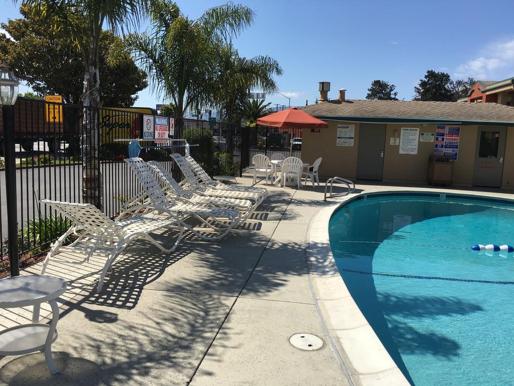 Super 8 By Wyndham Salinas Motel Luaran gambar
