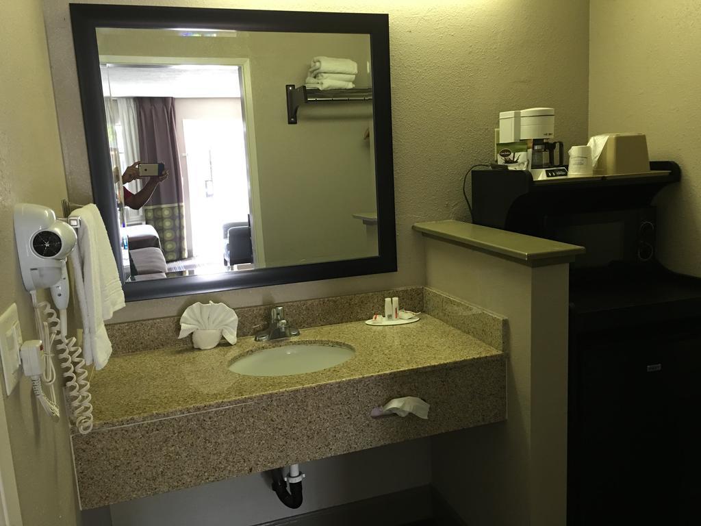 Super 8 By Wyndham Salinas Motel Luaran gambar
