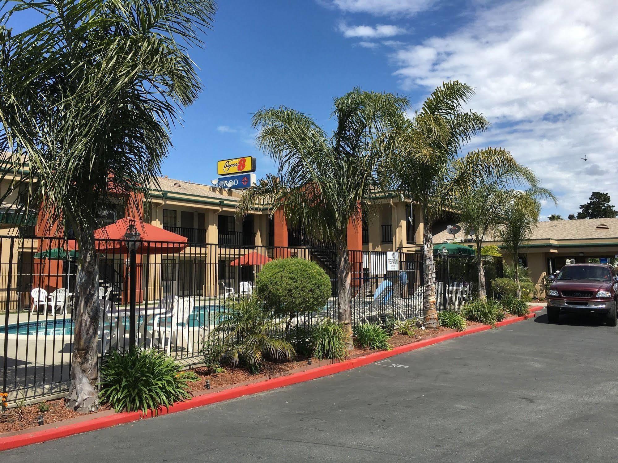 Super 8 By Wyndham Salinas Motel Luaran gambar
