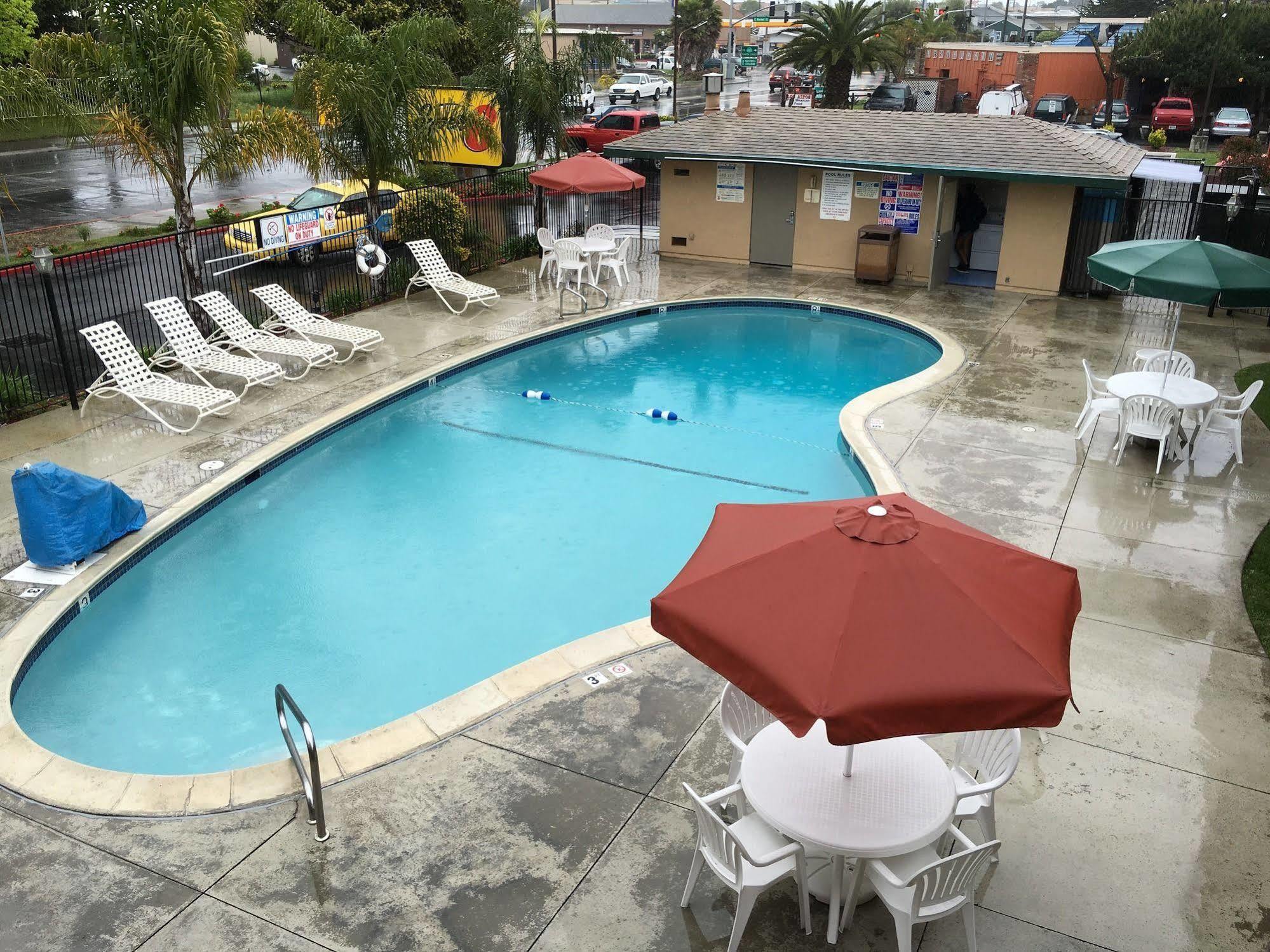 Super 8 By Wyndham Salinas Motel Luaran gambar
