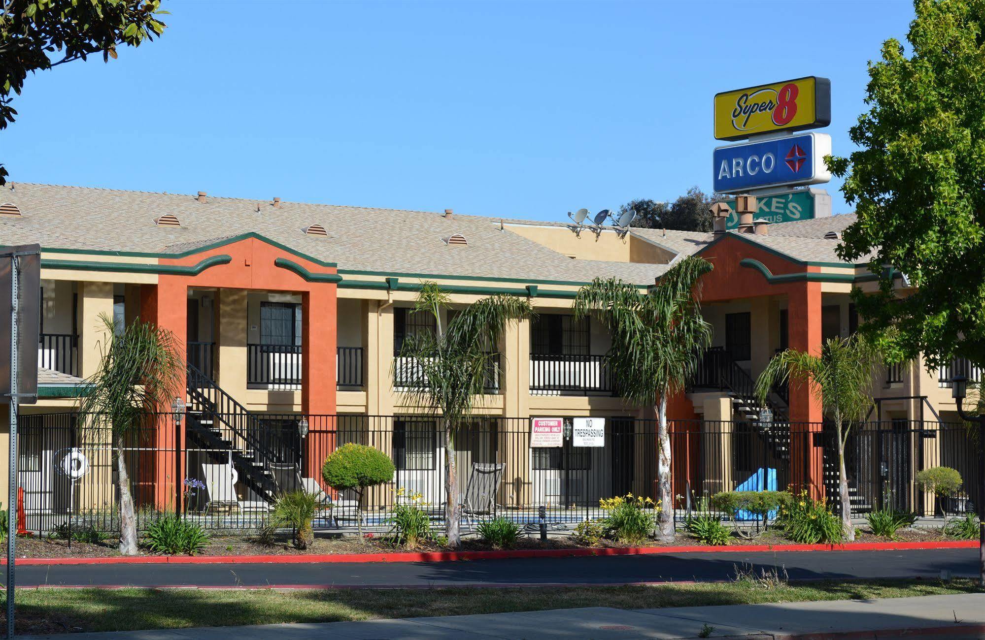 Super 8 By Wyndham Salinas Motel Luaran gambar