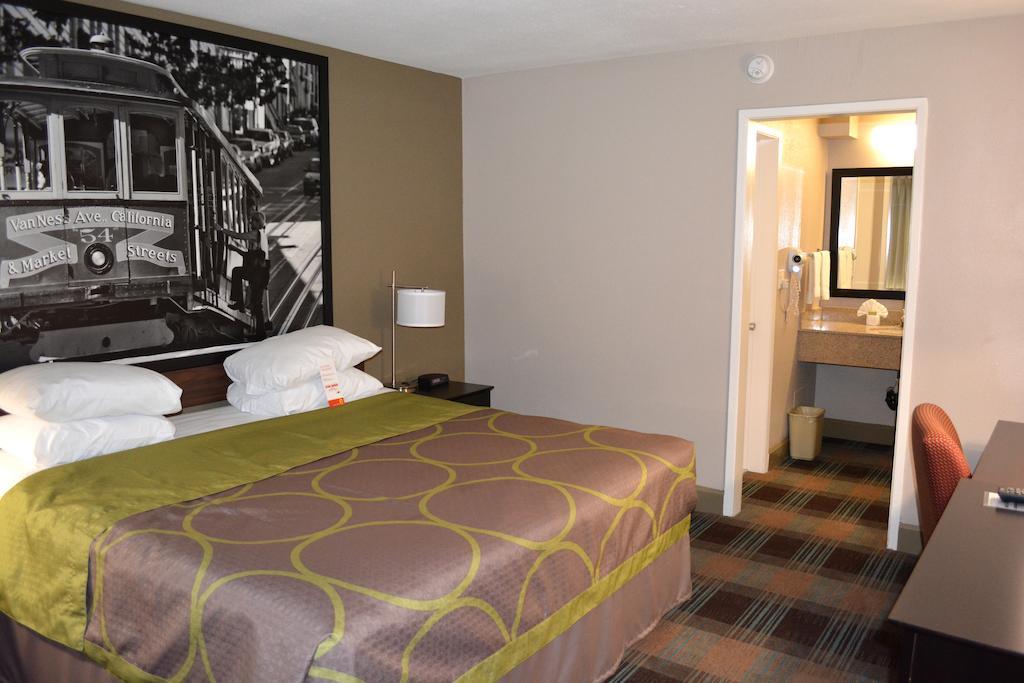 Super 8 By Wyndham Salinas Motel Bilik gambar