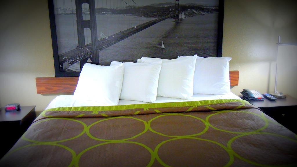 Super 8 By Wyndham Salinas Motel Bilik gambar